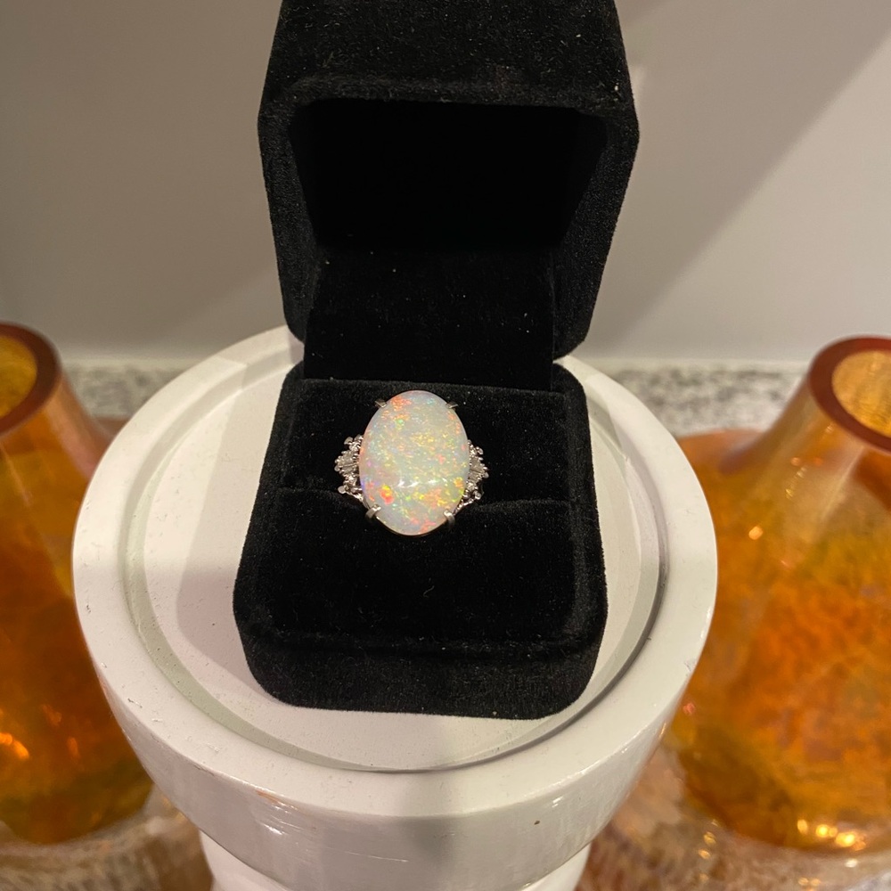 Platinum 10.47ct opal and diamond ring.  Amazing pt900 opal and diamond ring.